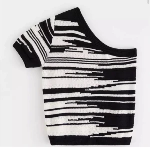 Svartvit randig oneshoulder topp - Snygg och trendig svartvit topp med ett coolt randigt mönster. Den har en unik oneshoulder-design. Perfekt för fest och vardag!💕