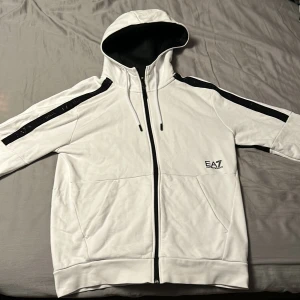 EA7 zip hoodie  - Köpt från zalando men var för liten för mig, storlek M, knappt använd