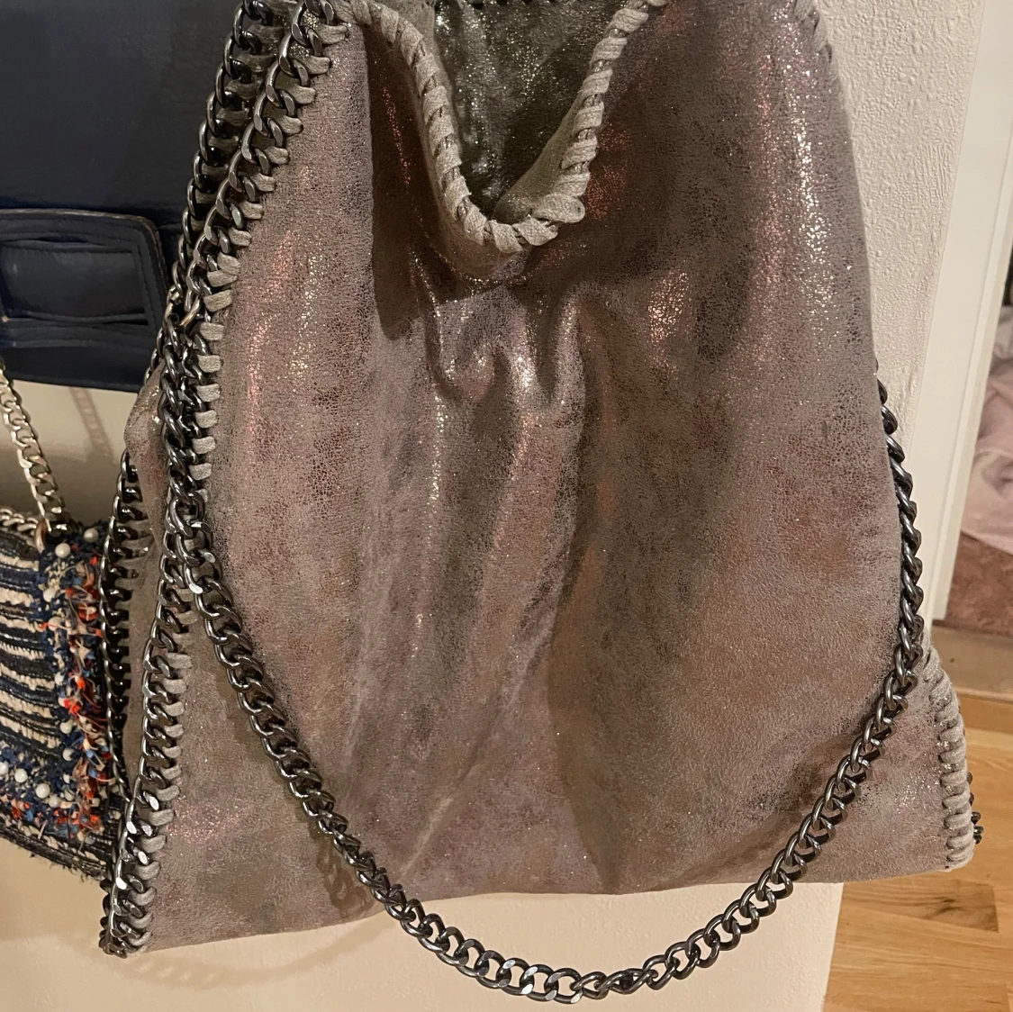 Glittrig axelväska med kedjedetaljer