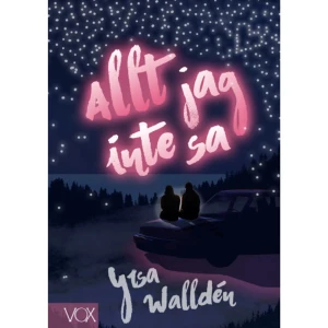 Allt jag inte sa (bok, kartonnage) - Tänk att flytta till en helt ny stad utan att känna en enda människa. Tänk att börja på högskola och plugga manusskrivande för tv och film. Och tänk att möta Dena, ditt livs kärlek, som verkar känna precis som du men som har en pojkvän. Tänk att hantera allt detta, ett nytt hem, nya vänner, ett nytt du, när allt du kan tänka på är en överväldigande kärlek som tar över hela din kropp.En fantastisk debut om de där stora känslorna som tar över ens liv och vänder allting upp och ner.Nominerad till debutantpriset Slangbellan!    Format Kartonnage   Omfång 213 sidor   Språk Svenska   Förlag Vox by Opal   Utgivningsdatum 2017-09-07   Medverkande Moa Schulman   ISBN 9789188665034  