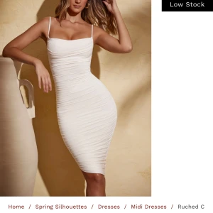 Studentklänning - Säljer en superfin vit klänning med rynkdetaljer. Använt endast en gång. Den är tight och smickrande med smala axelband och en elegant passform. Perfekt för student och midsommar fester! Passar både 34/36