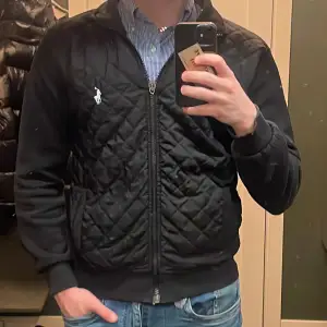 Ralph Lauren cardigan i bra skick. Den defekt som finns är att själva grejen man drar i på dragkedjan har lossnat, men det är inga problem med att dra upp dragkedjan det är bara lite svårare. Bara att skriva vid frågor 😃