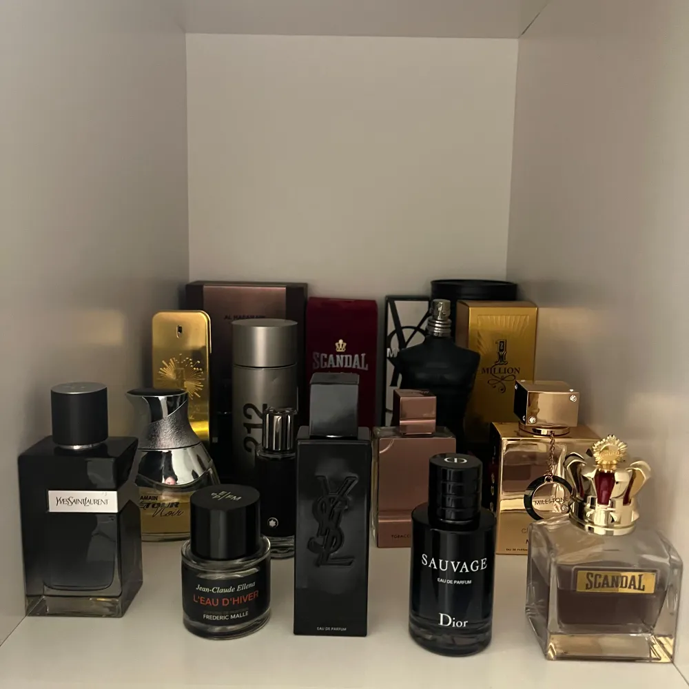 Säljer en samling av exklusiva parfymer från kända märken som Dior, Jean Paul Gaultier och Yves Saint Laurent. Flaskorna har olika former och färger, från eleganta svarta till glänsande guld och silver. Perfekt för den som vill ha en varierad doftgarderob. Passa på att köpa hela samlingen eller ett par parfymer   Dior 800kr Ysl y edp 1000kr Scandal 900kr Mont blanc 200 Ysl y myself 700kr Al haramin tobaco  600kr Al haramin 380 Fredric mael 1500kr Club de nuit 400kr . Övrigt.