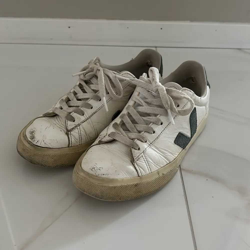 Säljer ett par vita Veja sneakers i väl använt skick. Skorna har defekter som ni kan se på bilderna så ge gärna prisförslag💗. Skor.