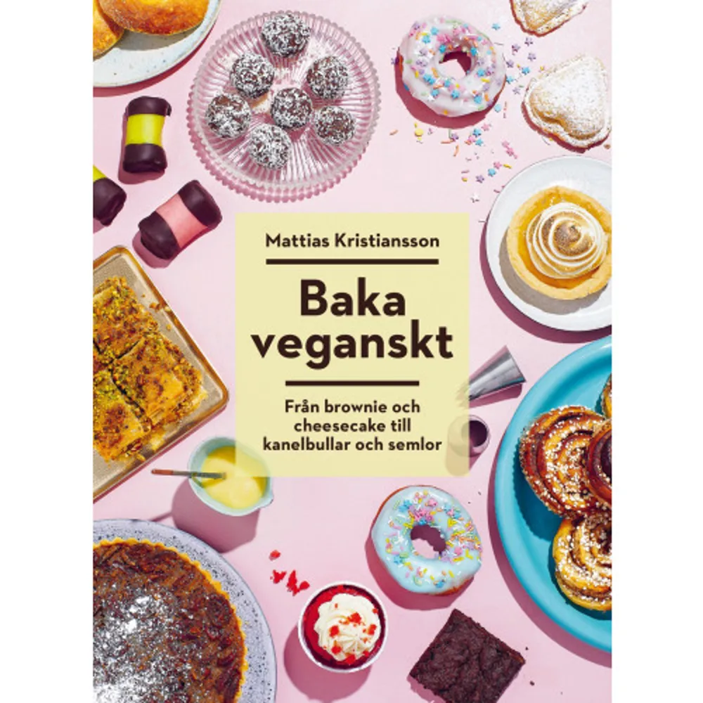 Äntligen kommer Sveriges största vegoprofil med en ny bakbok!Nu kan du äntligen bjuda på fika som alla vill ha! Det är lätt att göra veganska semlor , gräddtårta och kanelbullar. Här har vegoprofilen Mattias Kristiansson samlat sina bästa söta veganrecept, som snabbt blir gästernas favoriter. Du lär dig baka klassisk sockerkaka, fluffiga cupcakes, cheesecake med körsbär och chokladkladdiga brownies – alla med växtbaserade ingredienser. Eller varför inte duka upp med spröda ballerinakex och glaserade munkar?Mattias Karlsson är känd både från teve och genom sitt egna magasin VEGO med närmare 100 000 läsare. Han har tidigare bland annat skrivit böckerna Vego : snabbt och enkelt och Vegomenyer – festliga trerätters för alla tillfällen.    Format Inbunden   Omfång 112 sidor   Språk Svenska   Förlag Bokförlaget Semic   Utgivningsdatum 2020-09-02   Medverkande Moa Edlund   Medverkande Simon Bajada   ISBN 9789155268886  . Böcker.