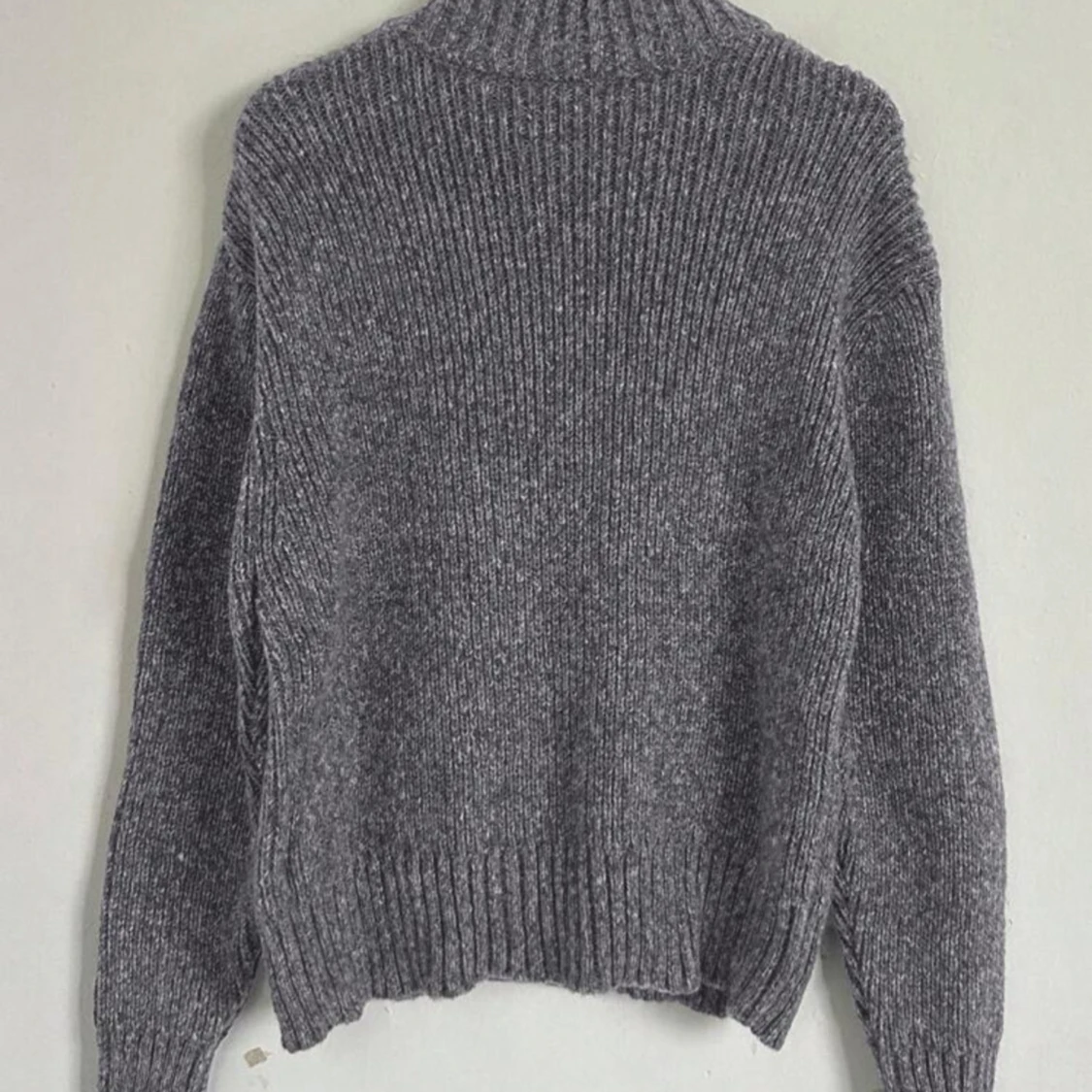 Grå stickad kofta med dragkedja - 2