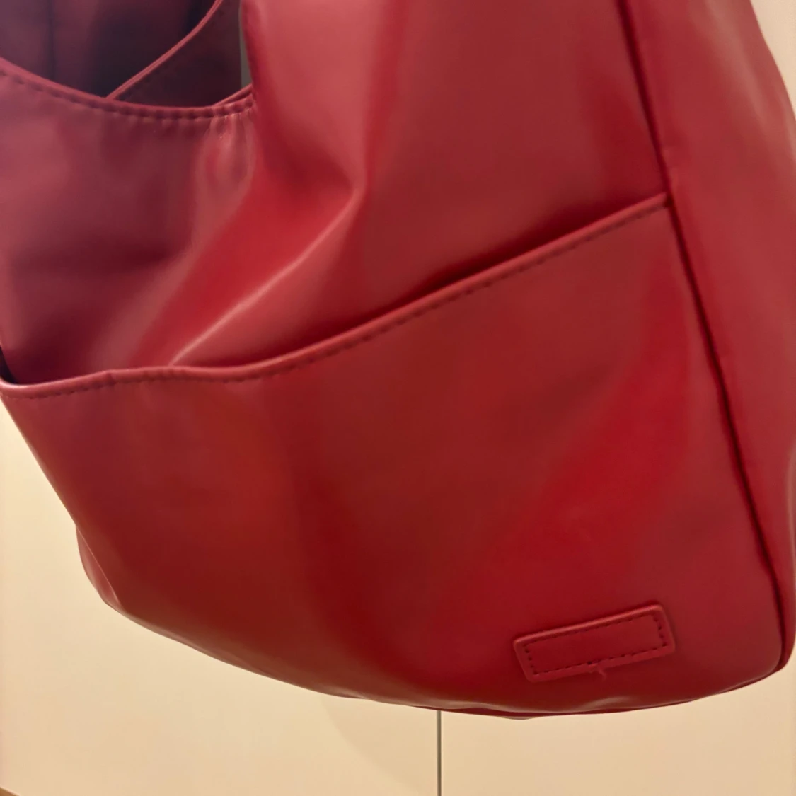 Röd axelväska i syntetmaterial - 90
