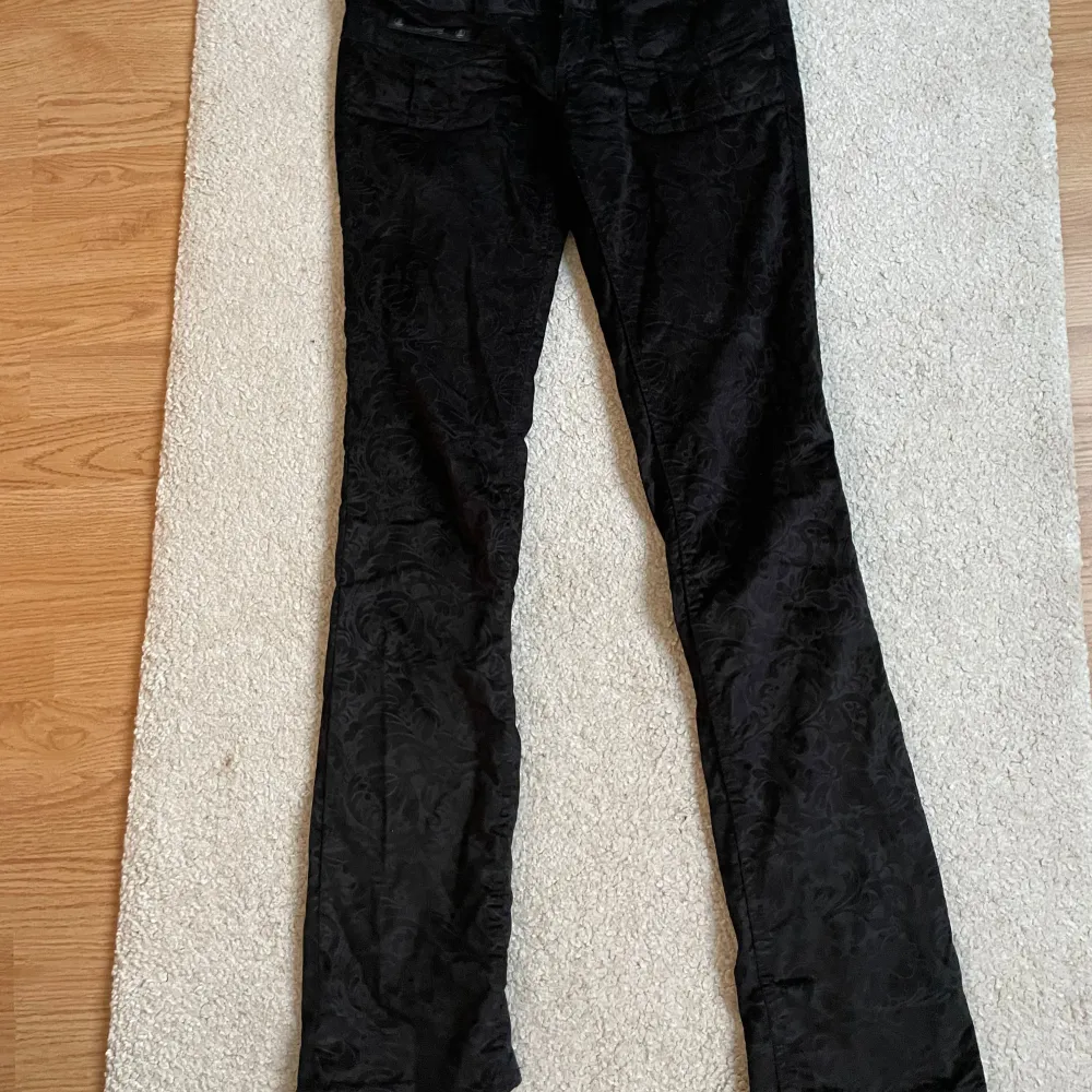 Jättecoola byxor ifrån Herrlicher, straight/bootcut och väldigt lågmidjade. Storlek 27/34. Liten fläck på ena benet men som inte syns när man har på sig dem annars jättebra skick. Skriv för fler bilder! ❤️. Jeans & Byxor.