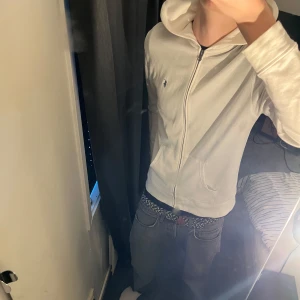 Ralph lauren zip hoodie vit  - Säljer en snygg vit zip spa terry hoodie från Polo Ralph Lauren i storlek XL. Passar vuxen S/M. Pris kan förhandlas. Skriv efter minsta frågan!