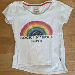 Vit t-shirt från Levi's med regnbågstryck - Säljer en vit t-shirt från Levi's med ett coolt tryck.❤️