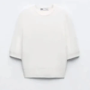 Vit stickad trekvarts tröja från Zara - Kontakta privat om ni vill ha egna bilder🫶
