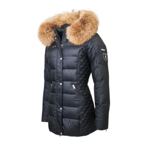 Svart dunjacka med pälsdetalj - Säljer min rock n blue för mer bilder kom privat. Priset kan diskuteras, har ett byte litet hål där bak syns inte syr såklart innan den säljs💗