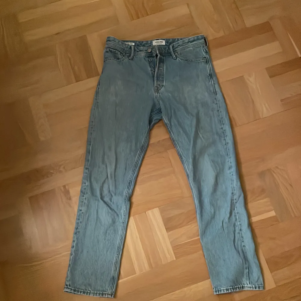 Säljer ett par klassiska blå jeans från Jack & Jones i storlek 31/32. De har en straight passform och är i mycket bra skick. Perfekta för både vardag och fest! 🕺. Jeans & Byxor.