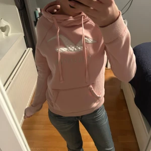 Hollister tjock tröja  - Säljer nu min Hollister tjock tröja i rosa, i storlek S. Hör av dig om du är intresserad! 💖