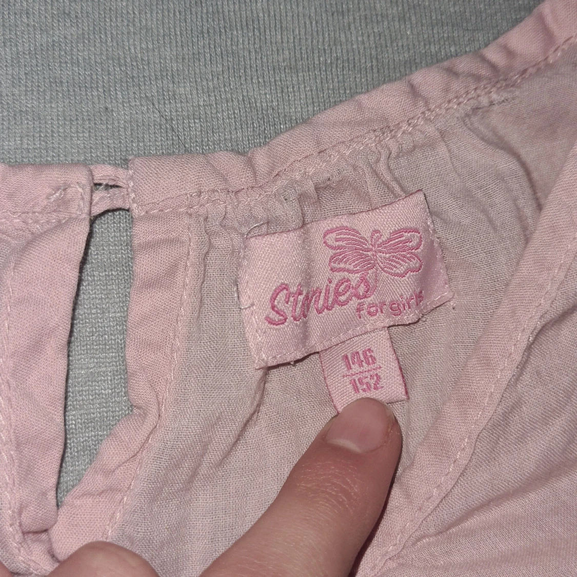 Ljusrosa blus med spetsdetaljer - 93