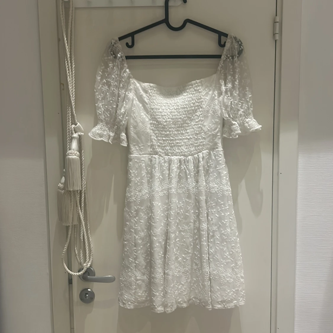 Vit spetsklänning med puffärmar - 90
