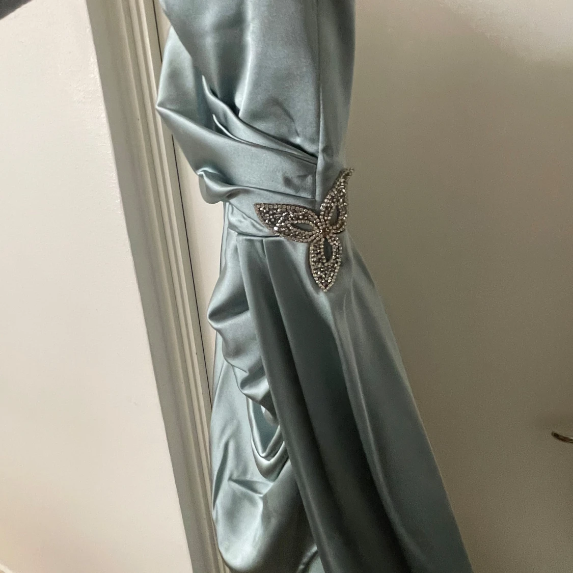 Ljusgrön/blå långklänning med smyckesdetalj - 90