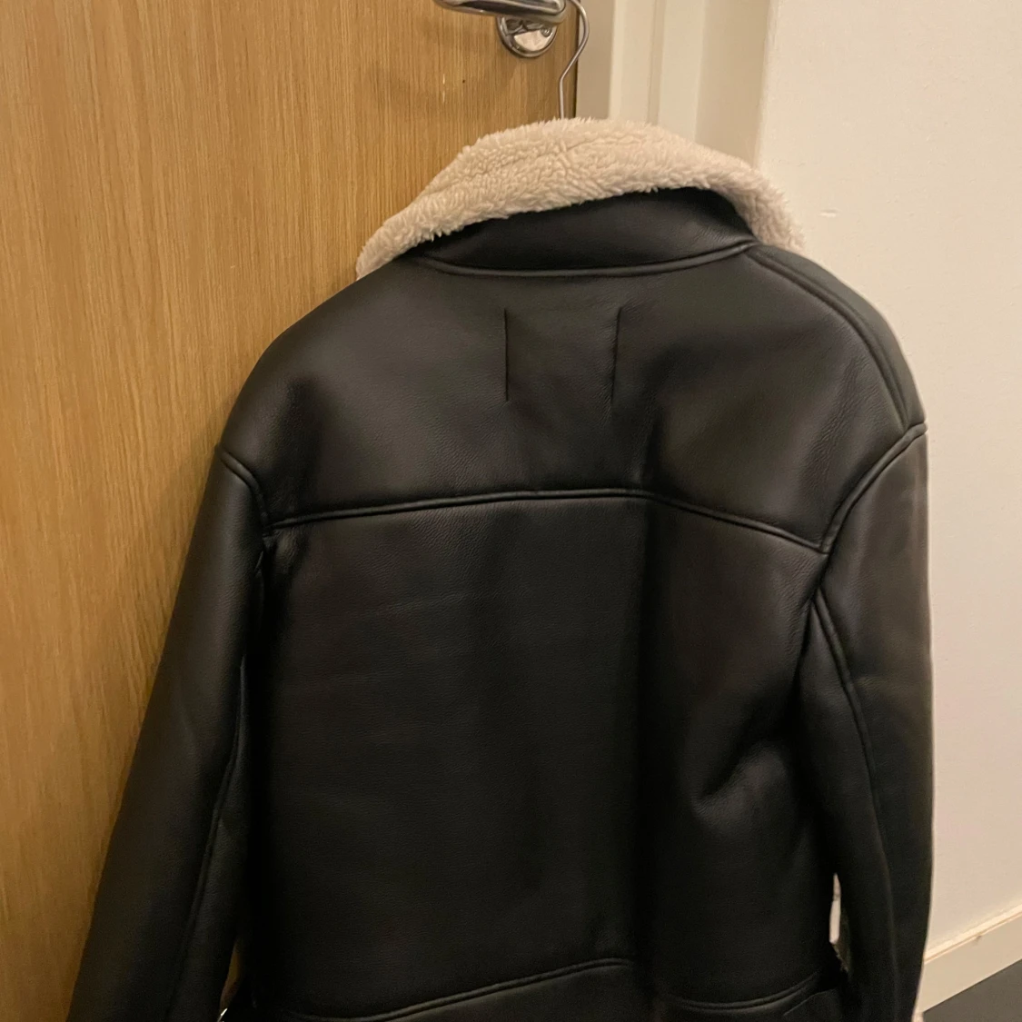 Svart jacka med teddyfoder från Bershka - 90