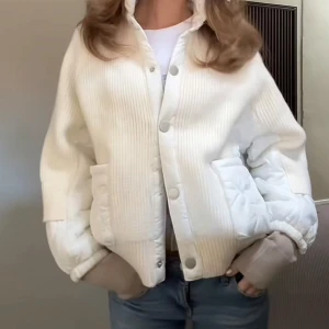 Vit quiltad jacka - Säljer en superfin vit quiltad jacka med ribbade detaljer. Den har en hög krage och knappar framtill. Mycket bra skick!!. (Första bilden är lånad)🙌🤍