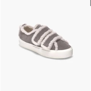 SÖKER! Inuiiki sneakers - SÖKER inuiiki sneakers! Kan köpa för ca 1000 kr. Spelar inte så stor roll vilken färg, kontakta mig gärna!🥰storlek 39,5 eller liknande