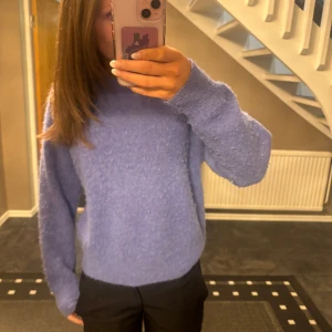 Ljusblå/blå stickad tröja - Mysig ljusblå stickad tröja i fluffigt material. Använd fåtal gånger, Lite nopprig men inget som uppmärksammas köpt för 700kr 