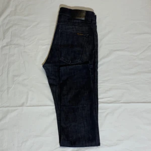 Nudie Jeans - Säljer ett par snygga svarta jeans från Nudie Jeans, modell Lean Dean. Slim Jeans. Perfekta för både vardag och fest! 🕺Storleken är W31,L34. 