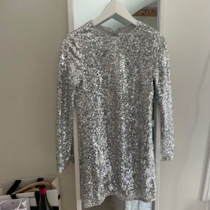 Plajettklänning  - Säljer denna festliga paljettklänning från H&M. Endast använd en gång!! Perfekt till nyår 🪩 