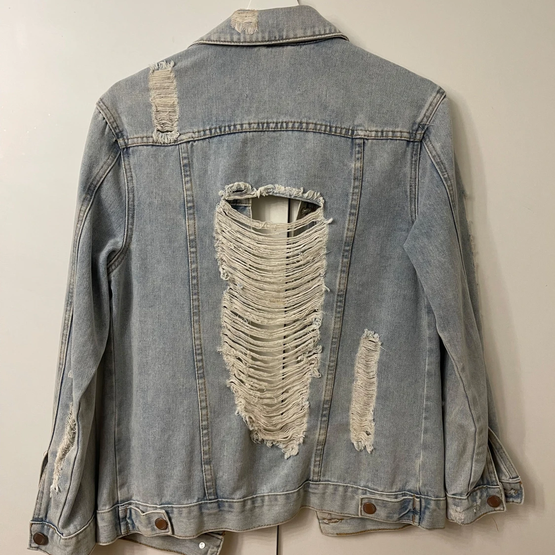 Ljusblå jeansjacka från Fashion Nova - 90