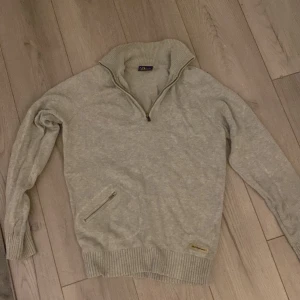 Grå tröja från Peak Performance - Säljer en snygg gråa tröja från Peak Performance i bra skick. Den har en dragkedja vid halsen och en praktisk ficka med dragkedja på framsidan. Perfekt för höst och vinter med sin ribbade krage och muddar. Passar både till vardags och lite mer avslappnade tillfällen.