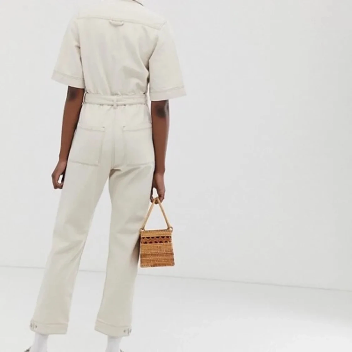 Beige jumpsuit med dragkedja - 1