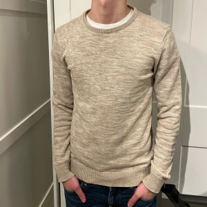 Tröja Blend - Beige tröja från Blend. Size (S) modellen är 176cm. Inga defekter på tröjan. Hör av dig vid funderingar!