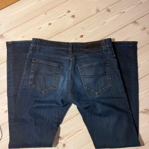 Tiger of Sweden jeans - Säljer nu mina tiger of Sweden jeans👖   Storlek:31/34 (är små i storleken så passar bättre på ca 31/32), Skick: 9,5/10 (Typ helt nya), Nypris: 1800kr, Mitt pris: 279kr, Skriv vid fler frågor, Fraktar alltid inom 24h efter köp📦