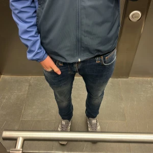 Mörkblå jeans från Nudie Jeans - Säljer nu ett par asfeta jeans från Nudie I modellen Lean Dean i storlek 28:30. Säljer då de inte direkt kommer till användning och jag vill testa nytt märke på Jeans. Mitt pris 499 men om någon har ett par mörkblå replay eller liknande kanske ja e öppen för ett byte!