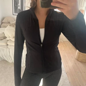 träningsjacka med dragkedja - Säljer denna sjukt snygga träningsjacka från hm!! I den gamla modellen med bra tränings material💗