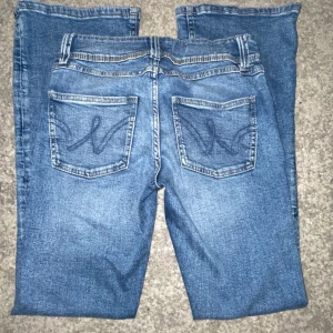 Blå jeans med broderade bakfickor - Snygga blå jeans med broderade detaljer på bakfickorna. De är i storlek 158 men lite stora i storleken. Använda fåtal gånger. Köpta för 359kr☺️
