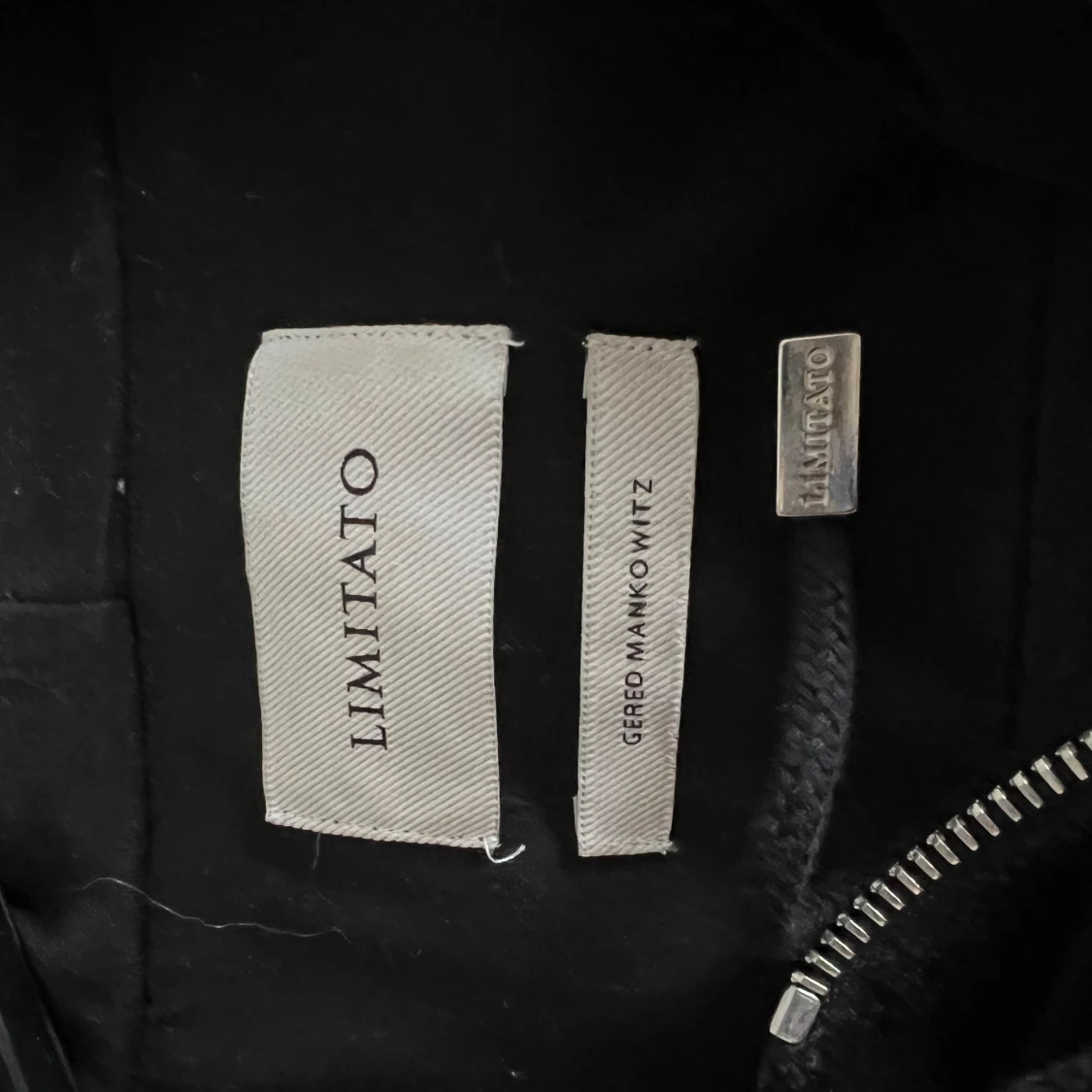 Svart hoodie från Limitato - 3