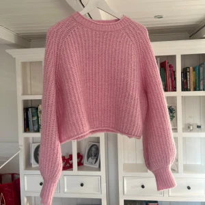 Rosa stickad tröja från Zara - Säljer en söt rosa stickad tröja från Zara. Tröjan har en croppad passform och långa ärmar med ribbade muddar. Perfekt för kyligare dagar och ger en mysig känsla. Passar bra till jeans eller kjol för en avslappnad look❤️ skicka om du vill ha fler bilder eller frågor!!❤️