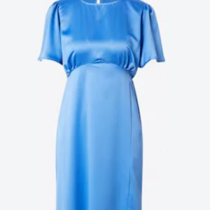 Lång klänningar från SISTERS POINT - Såå fina klänningar i rosa & blå från SISTERS POINT med korta ärmar och en smickrande passform. Priset är för en klänning💓