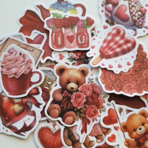 25st Klistermärken med kärlekstema - Ett set med romantiska klistermärken i rött och rosa. Innehåller motiv som nallebjörnar, hjärtan, rosor, och kärleksbrev. Perfekt för att dekorera kort, dagböcker eller presenter. Skapa en kärleksfull stämning med dessa söta och charmiga dekorationer.