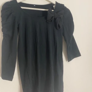 Svart rosett tröja  - Svart rosett tröja som aldrig är använd och jag köpte för 60kr så säljer för 45 kr 