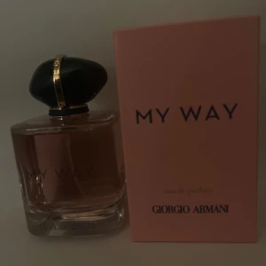 My Way EdP 90 ml från Armani - Säljer helt ny (oanvänd) My Way Eau de Parfum från Armani i en elegant flaska med en djupblå kork och rosa förpackning. Marknadspris 1509kr mitt pris 500kr.