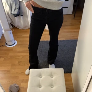 Svarta jeansbyxor - Snygga svarta jeansbyxor med en tight passform.   klassisk design med dragkedja och knappar. Perfekta för en stilren look.