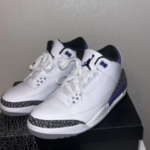 Air Jordans 3  - Snygga Nike Air Jordans i vitt med lila detaljer. Mycket bra skick på skorna och originallåda tillkommer.