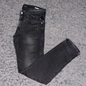 Svarta jeans från Replay - Snygga svarta jeans från Replay modellen anbass med en snygg tvättad look. Snygga slitningar och mycket bra skick. Storlek 32/32. Pris 475 går att diskutera vid snabb affär. 