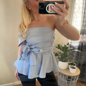 oneshoulder topp med knyte  - dragkedja i sidan 