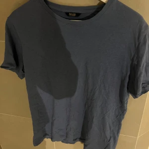 Linne t-shirt - Säljer min snygga blåa t shirt i linne då den tyvärr är för liten. Jättebra skick. Använd Max 3 gånger. Hör av dig vid frågor. Medium är storleken.