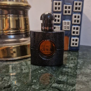 Black Opium parfym från Yves Saint Laurent - Säljer en flaska Black Opium Eau de Parfum från Yves Saint Laurent. Använd fåtal gånger, ser bild nr2 för hur mycket det är kvar (98%)