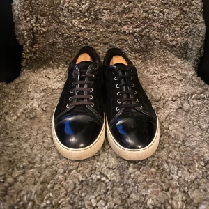 Lanvin - Schyssta Lanvin i ett nyskick till ett rimligt pris. Vid frågor om fler bilder eller andra frågor är det endast att höra av sig via chatten. Priset kan förhandlas vid snabbt köp.