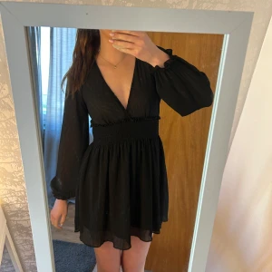 Svart klänning nakd - Snygg svart klänning med v-ringning och långa ärmar. Från NA-KD💕