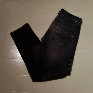 Replay Jeans - Säljer ett par sjukt feta replay jeans i nyskick, enbart använda ett par gånger. INGA defekter. Skriv vid minsta fundering och gärna efter fler bilder.